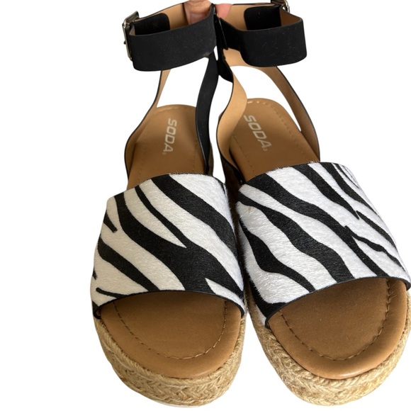 Soda Zebra Print Black and White Sandals, size 7 - Picture 2 of 5